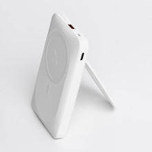 Заредете изображение във визуализатора на галерията – FORCELL F-ENERGY F10K2 MagStand преносима батерия, съвместима с MagSafe PD QC3.0 5A 20W 10 000 mAh бяла