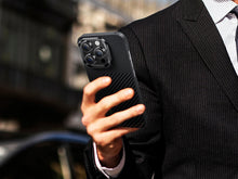 Заредете изображение във визуализатора на галерията – Benks Etui Magnetic Montage Kevlar 600D+1500D for Iphone 15 Pro black
