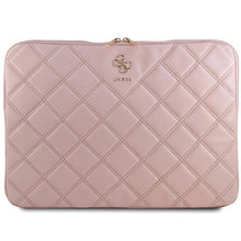 Заредете изображение във визуализатора на галерията – Guess Quilted 4G cover for a 16" laptop - pink
