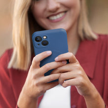 Заредете изображение във визуализатора на галерията – SILICONE MAG COVER (big hole) case compatible with MagSafe for IPHONE 17 blue
