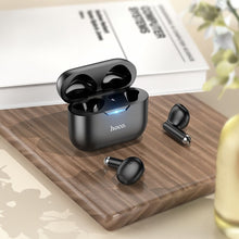 Заредете изображение във визуализатора на галерията – HOCO безжични bluetooth слушалки TWS EW34 черни
