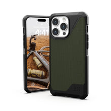 Заредете изображение във визуализатора на галерията – (UAG) Urban Armor Gear Metropolis LT калъф съвместим с MagSafe за IPHONE 15 PRO MAX кевлар маслинен
