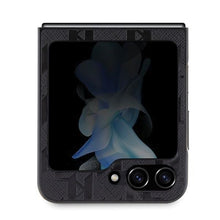 Заредете изображение във визуализатора на галерията – Оригинален гръб KARL LAGERFELD за SAMSUNG Z Flip 5 KLHCZF5SAPCHNPK (Saffiano Mono Choupette PIN) черен
