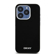Заредете изображение във визуализатора на галерията – DKNY калъф за IPHONE 15 Pro съвместим с MagSafe DKHMP15LSMCHLK (DKNY HC MagSafe Силикон с хоризонтален метален логотип) черен
