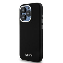 Заредете изображение във визуализатора на галерията – DKNY калъф за IPHONE 15 Pro съвместим с MagSafe DKHMP15LSMCHLK (DKNY HC MagSafe Силикон с хоризонтален метален логотип) черен
