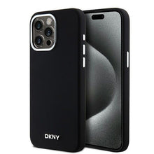 Заредете изображение във визуализатора на галерията – DKNY калъф за IPHONE 15 Pro Max съвместим с MagSafe DKHMP15XSMCHLK (DKNY HC MagSafe Силикон с хоризонтален метален логотип) черен
