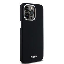 Заредете изображение във визуализатора на галерията – DKNY калъф за IPHONE 15 Pro Max съвместим с MagSafe DKHMP15XSMCHLK (DKNY HC MagSafe Силикон с хоризонтален метален логотип) черен

