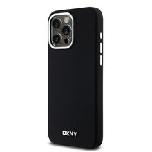 Заредете изображение във визуализатора на галерията – DKNY калъф за IPHONE 15 Pro Max съвместим с MagSafe DKHMP15XSMCHLK (DKNY HC MagSafe Силикон с хоризонтален метален логотип) черен
