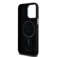 Заредете изображение във визуализатора на галерията – DKNY калъф за IPHONE 15 Pro Max съвместим с MagSafe DKHMP15XSMCHLK (DKNY HC MagSafe Силикон с хоризонтален метален логотип) черен
