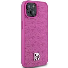 Заредете изображение във визуализатора на галерията – DKNY калъф за IPHONE 15 съвместим с MagSafe DKHMP15SPSHRPSP (DKNY HC MagSafe Pu Повторен модел с логотип) розов
