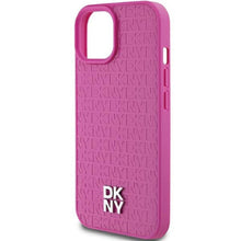 Заредете изображение във визуализатора на галерията – DKNY калъф за IPHONE 15 съвместим с MagSafe DKHMP15SPSHRPSP (DKNY HC MagSafe Pu Повторен модел с логотип) розов
