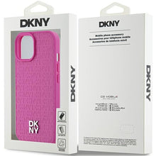 Заредете изображение във визуализатора на галерията – DKNY калъф за IPHONE 15 съвместим с MagSafe DKHMP15SPSHRPSP (DKNY HC MagSafe Pu Повторен модел с логотип) розов
