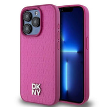 Заредете изображение във визуализатора на галерията – DKNY калъф за IPHONE 15 Pro съвместим с MagSafe DKHMP15LPSHRPSP (DKNY HC MagSafe Pu Повторен модел с логотип) розов
