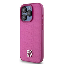 Заредете изображение във визуализатора на галерията – DKNY калъф за IPHONE 15 Pro съвместим с MagSafe DKHMP15LPSHRPSP (DKNY HC MagSafe Pu Повторен модел с логотип) розов
