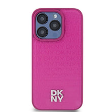 Заредете изображение във визуализатора на галерията – DKNY калъф за IPHONE 15 Pro съвместим с MagSafe DKHMP15LPSHRPSP (DKNY HC MagSafe Pu Повторен модел с логотип) розов
