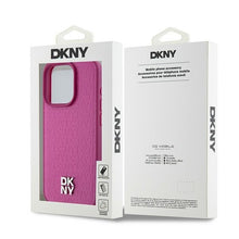 Заредете изображение във визуализатора на галерията – DKNY калъф за IPHONE 15 Pro съвместим с MagSafe DKHMP15LPSHRPSP (DKNY HC MagSafe Pu Повторен модел с логотип) розов
