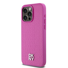 Заредете изображение във визуализатора на галерията – DKNY калъф за IPHONE 15 Pro Max съвместим с MagSafe DKHMP15XPSHRPSP (DKNY HC MagSafe Pu Повторен модел с логотип) розов
