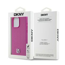 Заредете изображение във визуализатора на галерията – DKNY калъф за IPHONE 15 Pro Max съвместим с MagSafe DKHMP15XPSHRPSP (DKNY HC MagSafe Pu Повторен модел с логотип) розов
