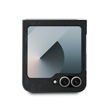 Заредете изображение във визуализатора на галерията – Оригинален гръб KARL LAGERFELD за SAMSUNG Z Flip 6 KLHCZF6SAPKINPK (HC Saffiano Monogram Ikonik Pin) черен
