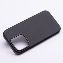 Заредете изображение във визуализатора на галерията – Carbon Elite Mag Cover compatible with MagSafe for IPHONE 16 PLUS black
