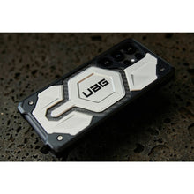 Заредете изображение във визуализатора на галерията – UAG Urban Armor Gear case MONARCH PRO with built-in magnet for SAMSUNG S25 Ultra 5G carbon fiber
