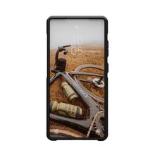 Заредете изображение във визуализатора на галерията – UAG Urban Armor Gear case METROPOLIS LT MAGNET with built-in magnet for SAMSUNG S25 Ultra 5G micro hex camo graphite
