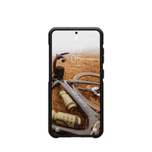 Заредете изображение във визуализатора на галерията – UAG Urban Armor Gear case METROPOLIS LT MAGNET with built-in magnet for SAMSUNG S25 5G kevlar black
