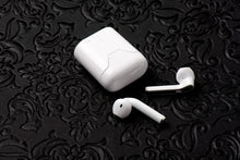 Заредете изображение във визуализатора на галерията – Bluetooth слушалки TWS ART AP-TW-B2 с микрофон за micro бяло/сребристо
