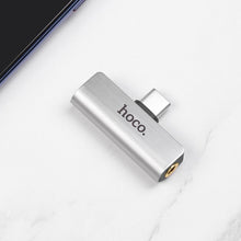 Заредете изображение във визуализатора на галерията – HOCO адаптер AUX 2в1 Type C към Jack 3,5 мм / Typ C LS26 сребрист
