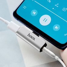 Заредете изображение във визуализатора на галерията – HOCO адаптер AUX 2в1 Type C към Jack 3,5 мм / Typ C LS26 сребрист
