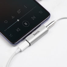 Заредете изображение във визуализатора на галерията – HOCO адаптер AUX 2в1 Type C към Jack 3,5 мм / Typ C LS26 сребрист
