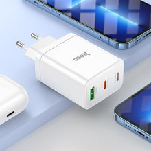 Заредете изображение във визуализатора на галерията – HOCO зарядно 2 x Type C + USB A + кабел Type C към Lightning PD QC3.0 3A 35W N33 бяло
