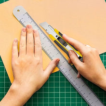 Заредете изображение във визуализатора на галерията – Upholstery knife with replaceable broken blade 18 cm RC-K-790 black yello

