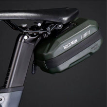 Заредете изображение във визуализатора на галерията – WILDMAN traveling bag under bike saddle with zipper 0,8L GD700 green
