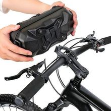 Заредете изображение във визуализатора на галерията – WILDMAN traveling bag for bike handlebars with zipper 2L XT17 black
