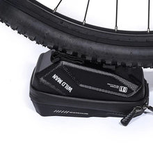 Заредете изображение във визуализатора на галерията – WILDMAN traveling bag for bike handlebars with zipper 1L (4 &quot;- 7&quot;) XT1 black
