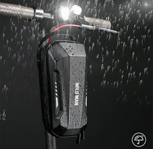 Заредете изображение във визуализатора на галерията – WILDMAN traveling bag for scooter waterproof 2L GD9X black
