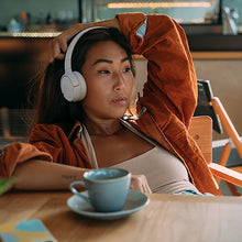 Заредете изображение във визуализатора на галерията – JBL Tune 520BT wireless on-ear Bluetooth 5.3 headphones - white

