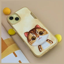 Заредете изображение във визуализатора на галерията – NIMMY case BIG EYED PET 2.0 Cat for IPHONE 15 Pro khaki

