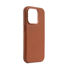 Заредете изображение във визуализатора на галерията – Decoded Leather Case with MagSafe for iPhone 15 Pro - brown
