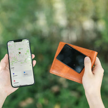 Заредете изображение във визуализатора на галерията – Silver Monkey Tag Card locator in the shape of a payment card with inductive charging - black
