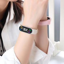 Заредете изображение във визуализатора на галерията – Tech-Protect IconBand strap for Xiaomi Mi Smart Band 5 / 6 / 7 / NFC - navy blue
