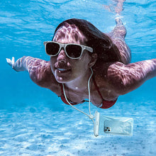Заредете изображение във визуализатора на галерията – Baseus AquaGlide BS-PC030 case waterproof IPX8 with cylindrical clasp - white
