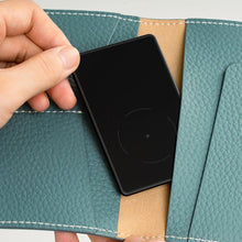 Заредете изображение във визуализатора на галерията – Silver Monkey Tag Card locator in the shape of a payment card with inductive charging - black
