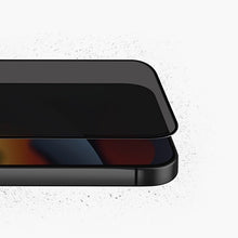 Заредете изображение във визуализатора на галерията – Uniq Optix Privacy Tempered Glass for iPhone 14/13/13 Pro with Applicator
