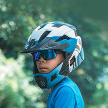 Заредете изображение във визуализатора на галерията – Rockbros 14110009001 photochromic cycling glasses for children 8-14 years old - black and blue

