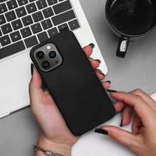Заредете изображение във визуализатора на галерията – SILICONE case for IPHONE 17 Pro Max black
