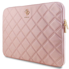 Заредете изображение във визуализатора на галерията – Guess Quilted 4G cover for a 16" laptop - pink
