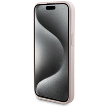Заредете изображение във визуализатора на галерията – Guess 4G Metal Logo case set for iPhone 15 + 5000mAh MagSafe power bank - pink
