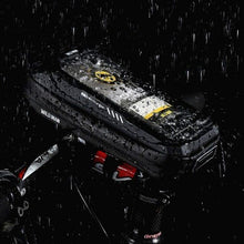 Заредете изображение във визуализатора на галерията – WILDMAN traveling bag for bike handlebars with zipper 0,5L (4 &quot;- 7&quot;) X3 black
